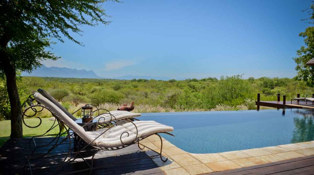 La piscine de l'hôtel Khaya Ndlovu Manor House