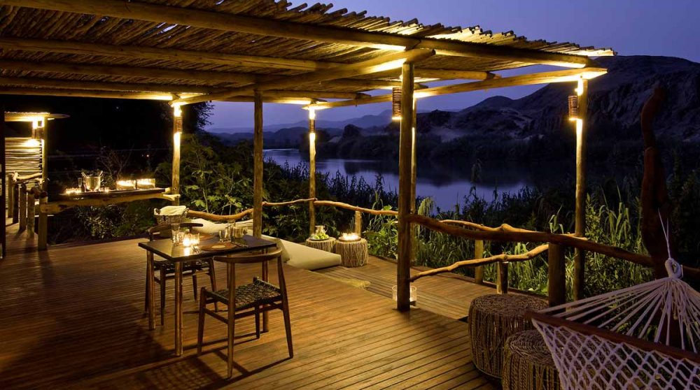 Vue nocturne de la terrasse en Namibie