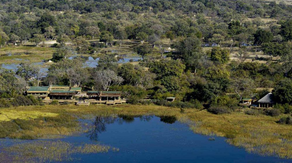 L'hôtel vue de loin dans le Delta de l'Okavango