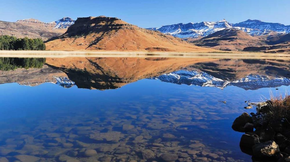 Lac et montagnes en hiver