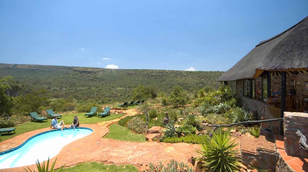 La piscine donnant sur la nature en Afrique du Sud