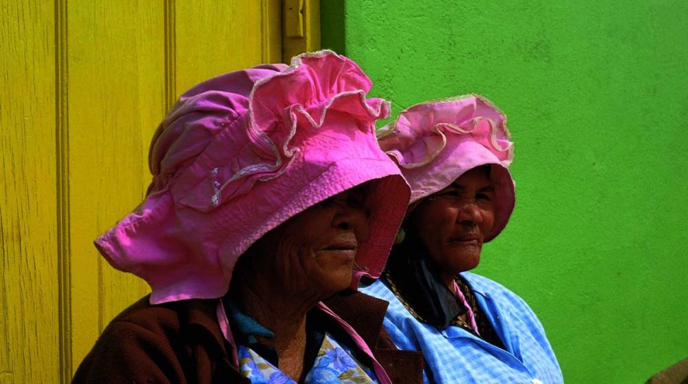 Des femmes aux coiffes colorées