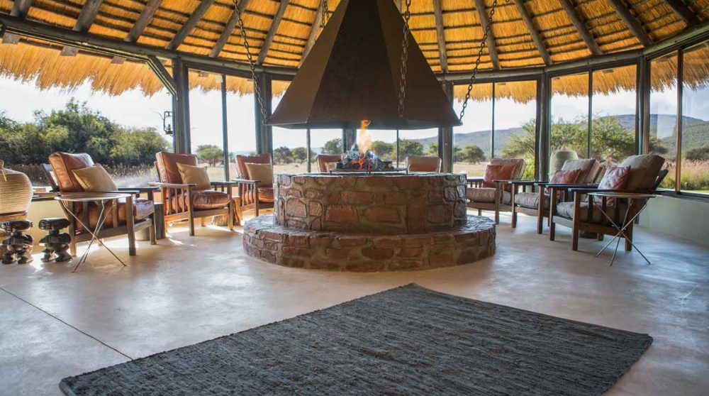 L'une des cheminées de l'espace lounge