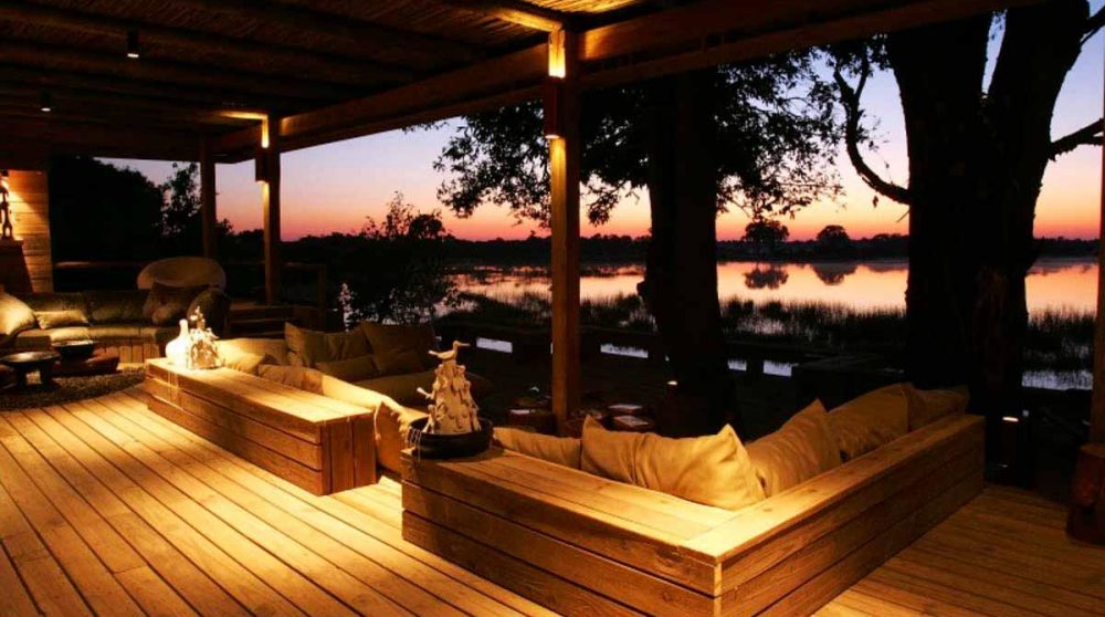 La terrasse éclairée de nuit au Botswana