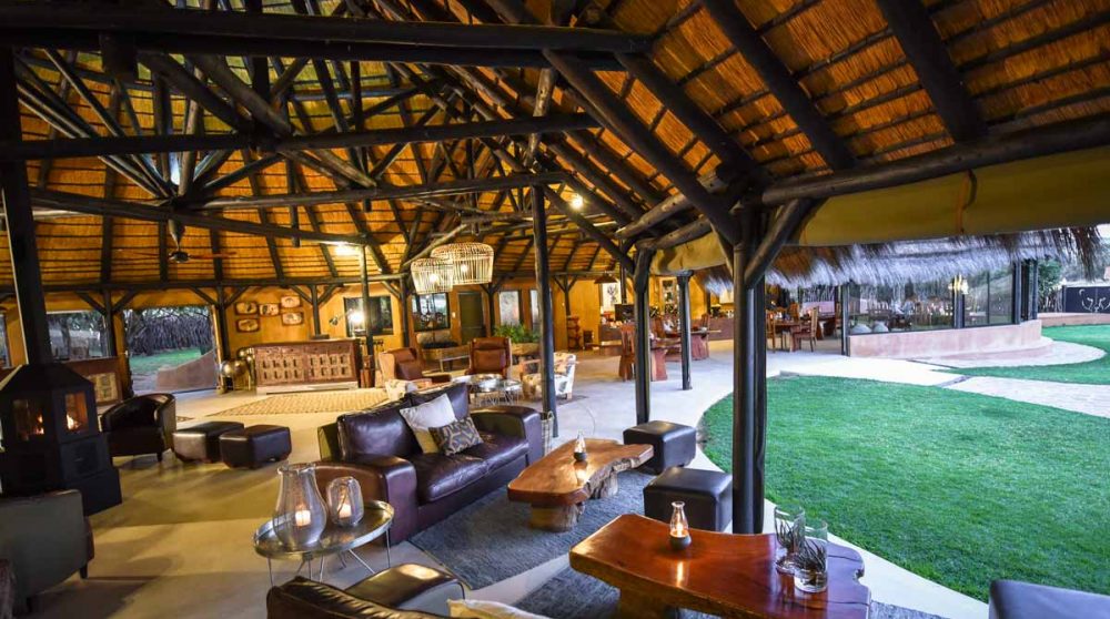 L'espace lounge ouvert sur la nature en Namibie