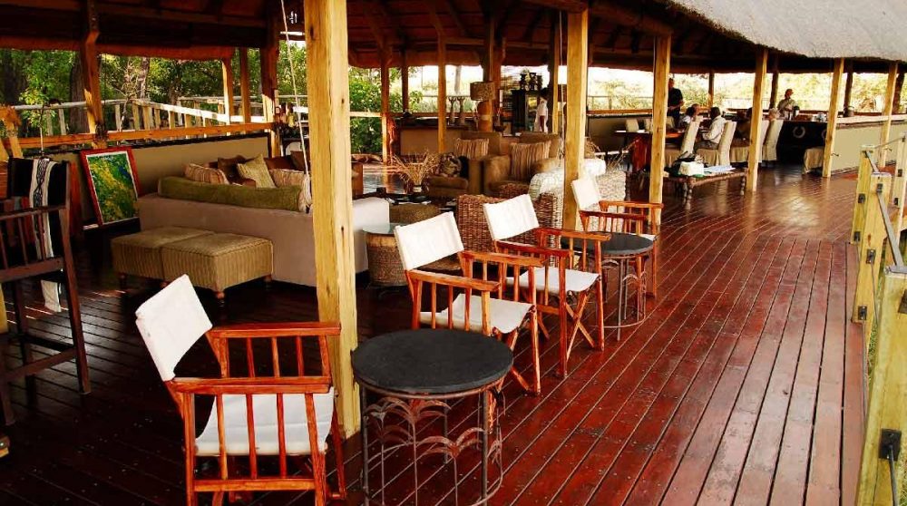 La terrasse du lounge dans le Delta de l'Okavango