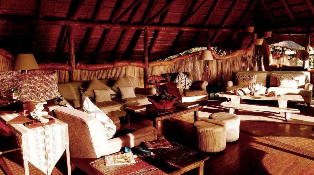 Le lounge baigné de soleil dans le Delta de l'Okavango