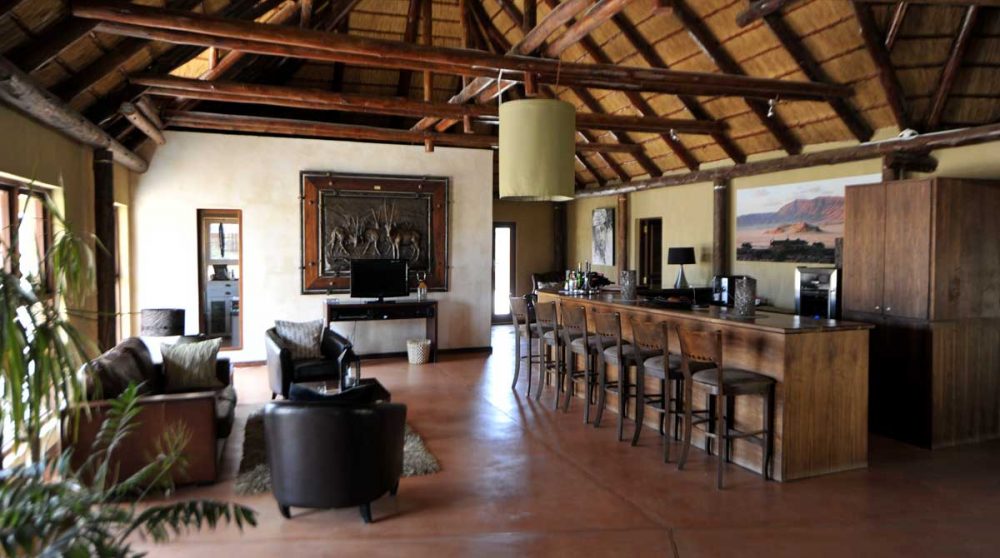 Un salon avec le bar du Hoodia Desert Lodge