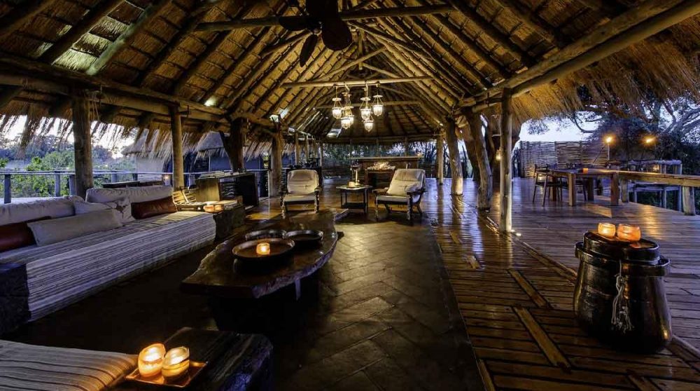 Le lounge au coucher du soleil à Little Mombo Camp