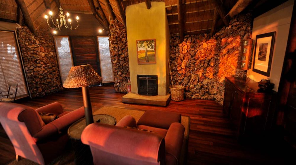 Salon avec cheminée au Little Ongava