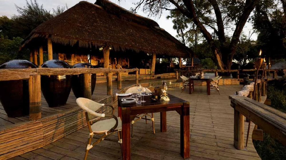 La terrasse à l'heure du dîner au Mombo camp