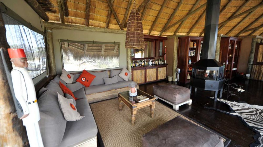 Salon sous une tente à l'Onguma Tree Top Camp