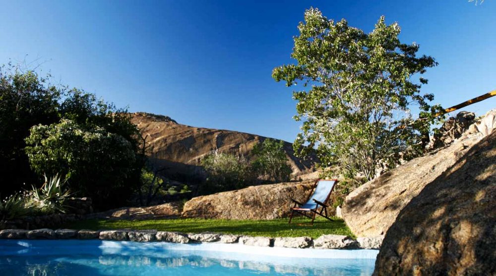 Chaise longue au bord de la piscine en Namibie