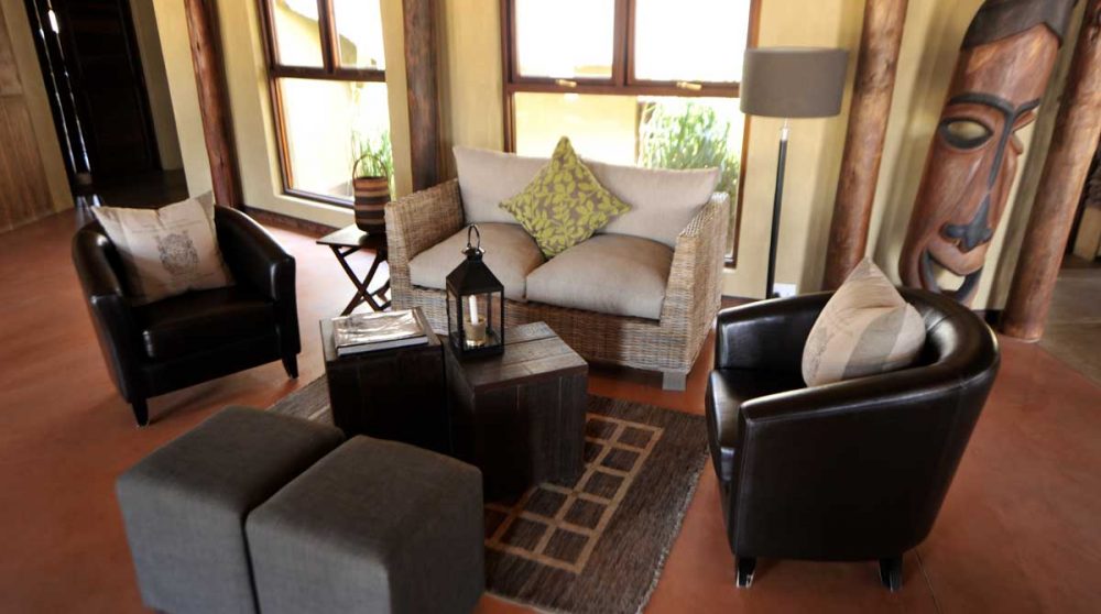 Canapé et fauteuils au salon en Namibie