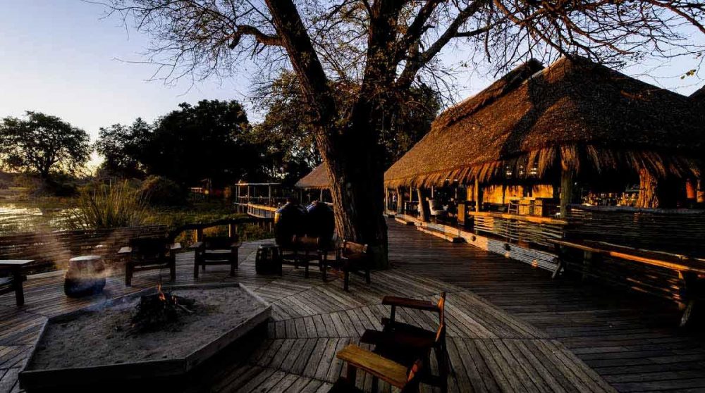 La terrasse à la tombée de la nuit au Botswana