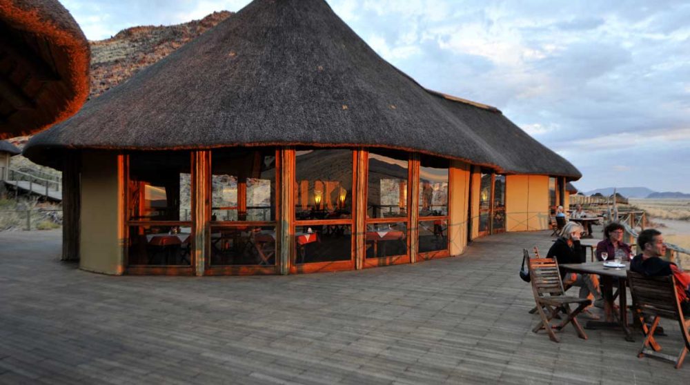 La terrasse du restaurant le soir en Namibie