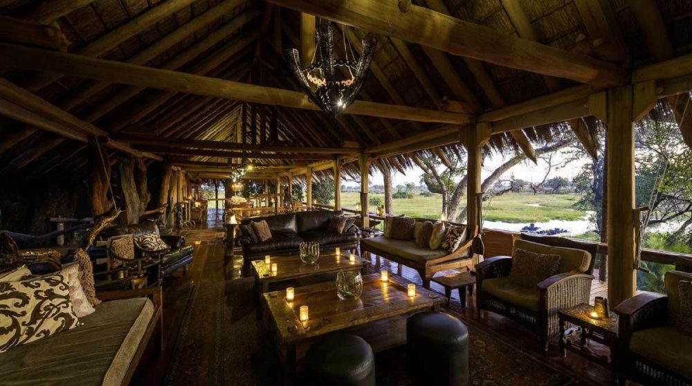 Le lounge à la lumière des bougies