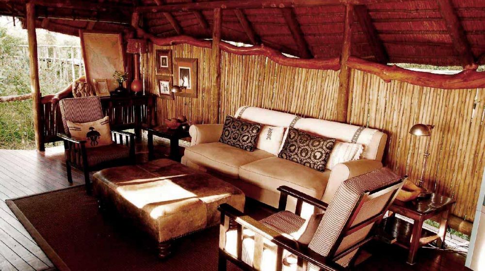 Les confortables canapés du lounge