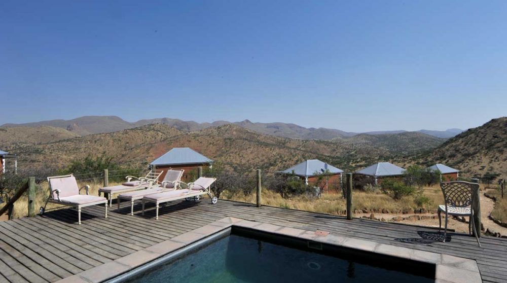 Chaises longues au bord de la piscine