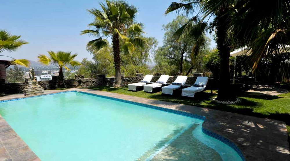 Chaises longues au bord de la piscine