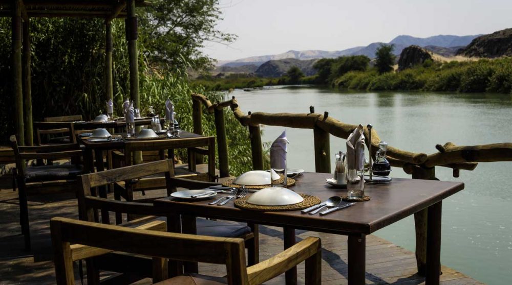 Déjeuner face à la rivière