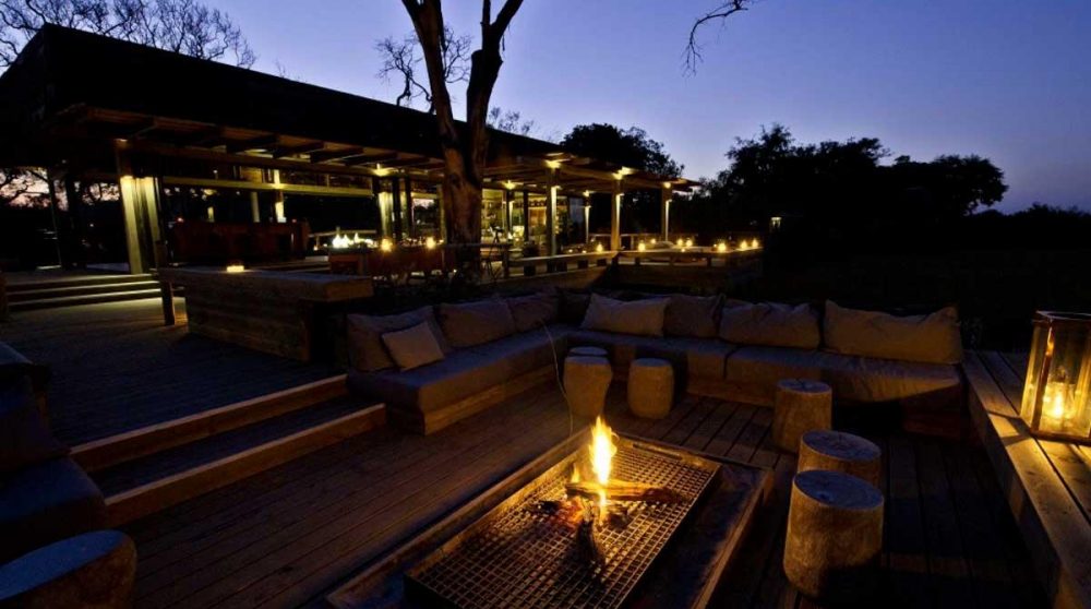 Vue nocturne de la terrasse