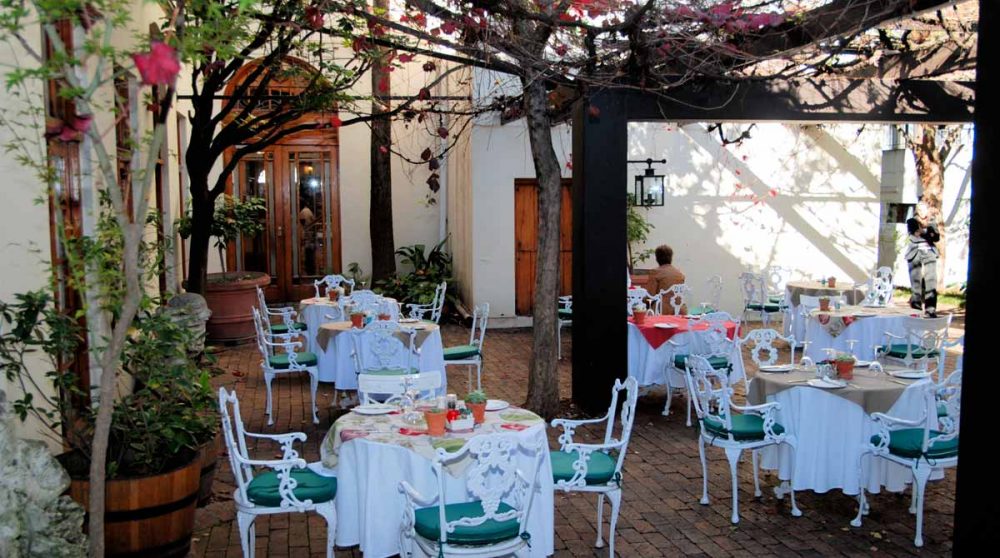 Le restaurant dans la cour intérieure à Stellenbosch