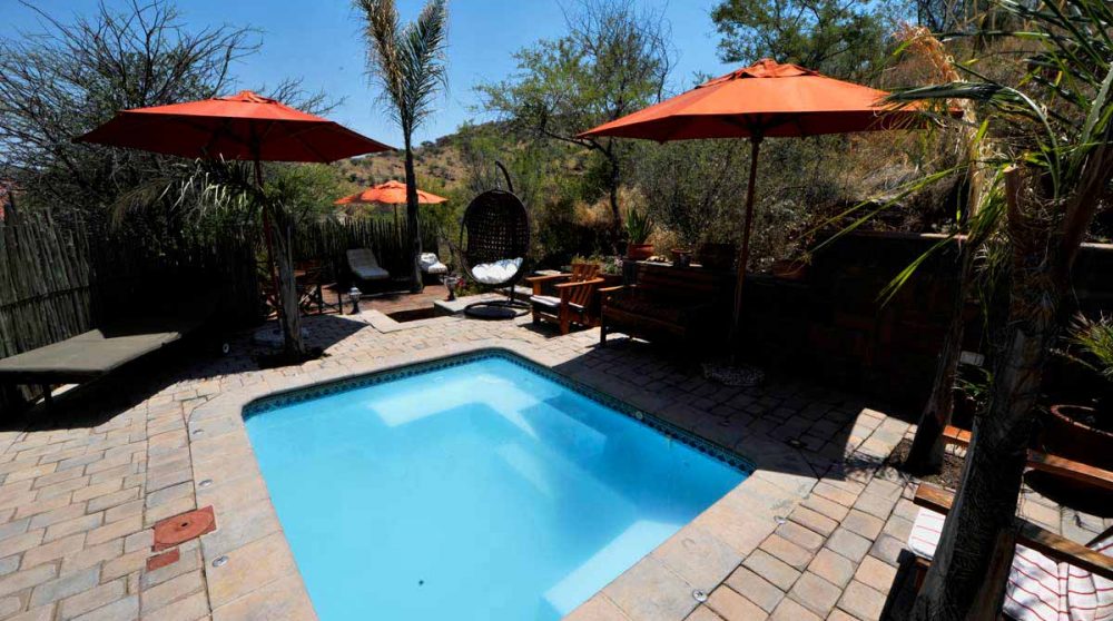 La piscine avec des parasols à Windhoek