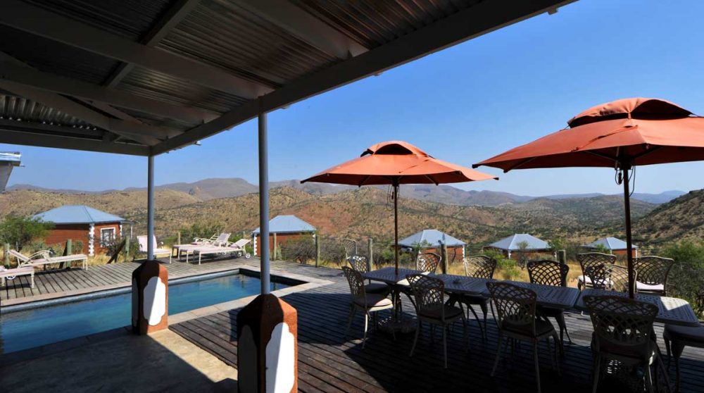 La terrasse et ses parasols en Namibie