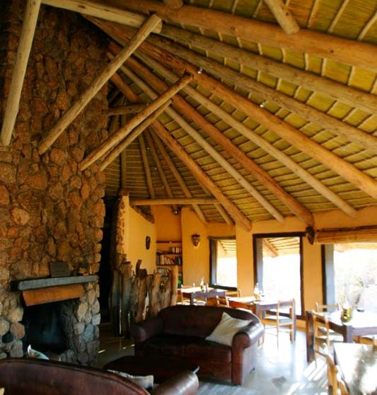 Canapés près de la cheminée dans le plateau central