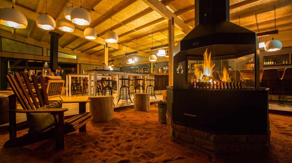 La cheminée au bar dans le désert du Kalahari