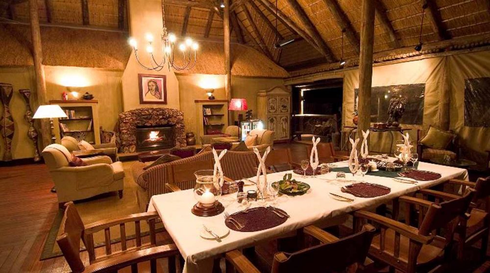 Le salon éclairé à Etosha