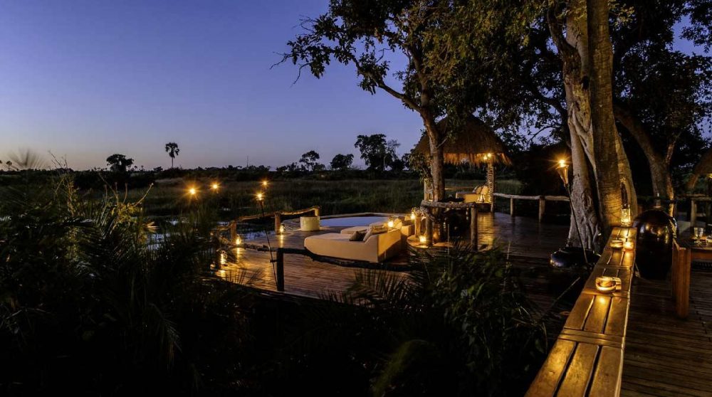 Le camp à la lueur des bougies dans le Delta de l'Okavango