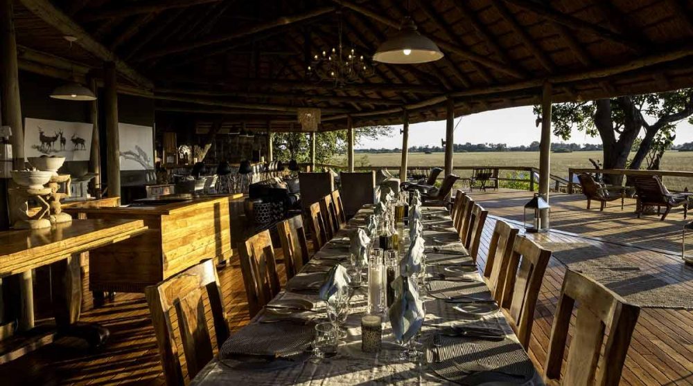 Belle table dressée pour le dîner