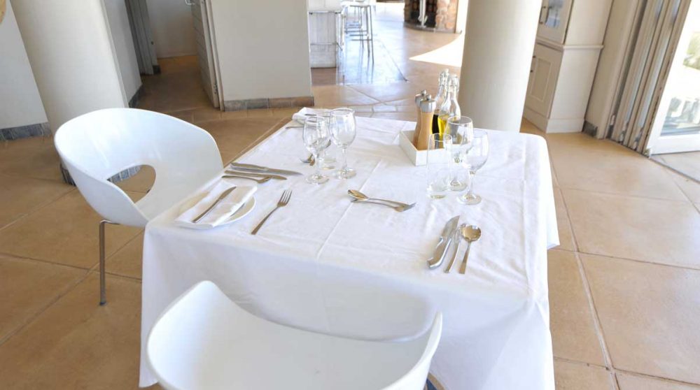 Une table pour déjeuner