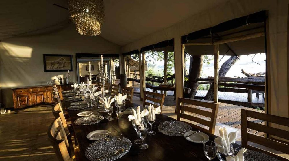 La table dressée pour le dîner