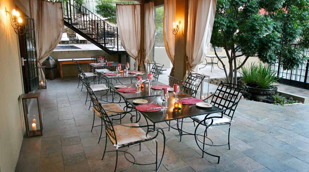 La terrasse éclairée la nuit