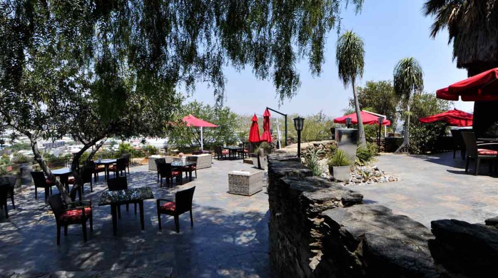 Tables sur la terrasse avec des parasols