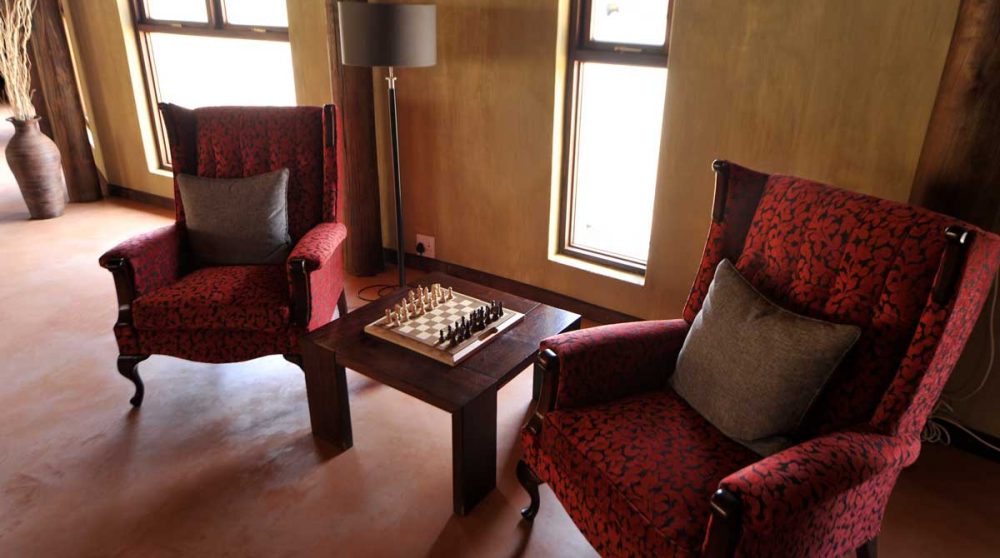 Fauteuils à l'accueil du lodge