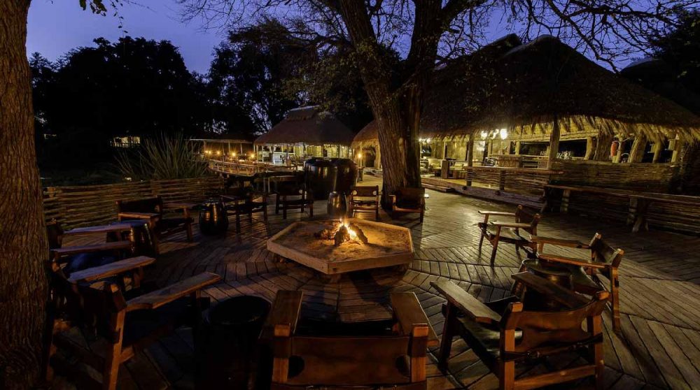 Feu de camp à la tombée de la nuit