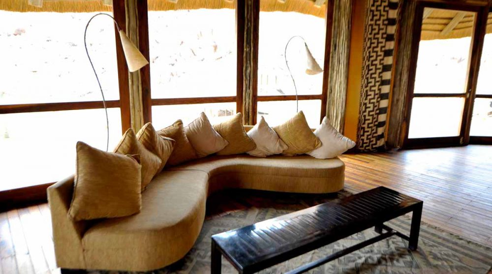 Un canapé dans un salon