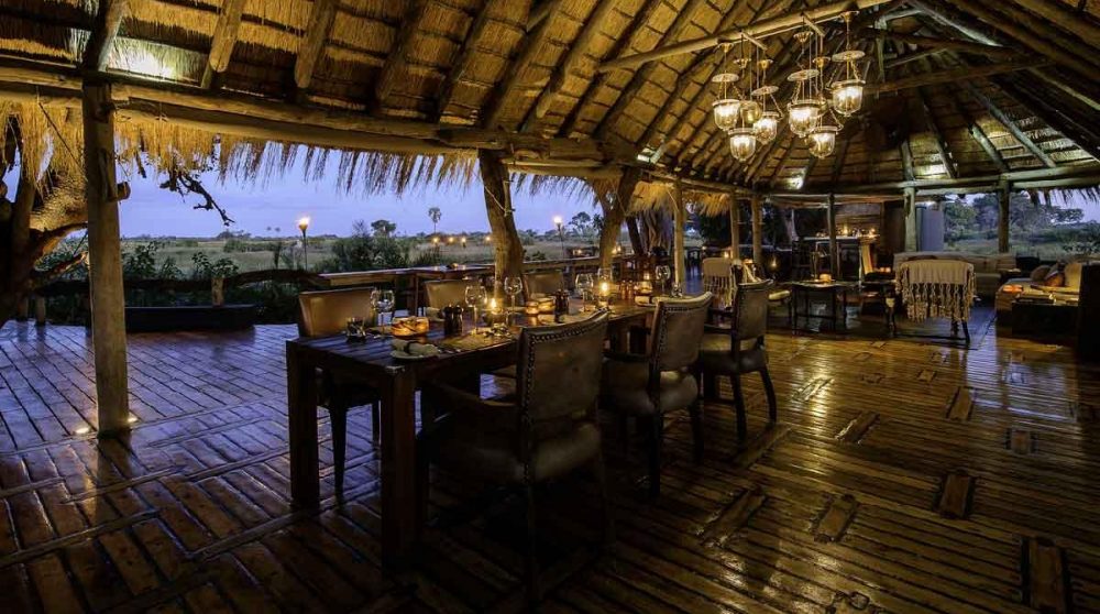 La salle à manger à l'heure du dîner