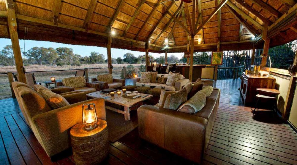 Le lounge à la lueur des bougies au Chitabe Lediba