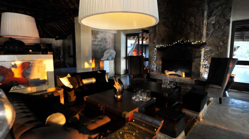 Salon avec une cheminée au Chitwa Chitwa