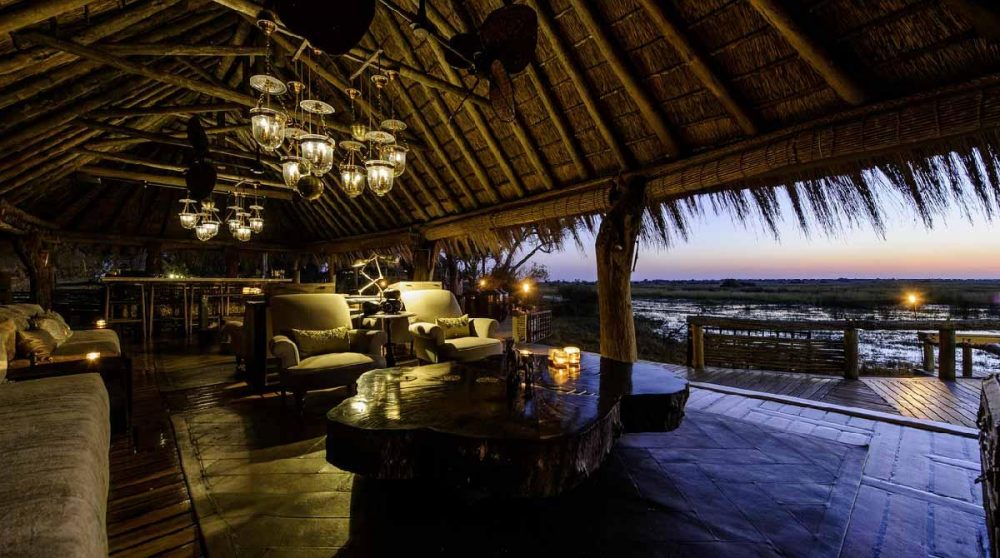 Le lounge aux lumières tamisées au Mombo camp