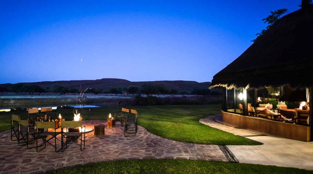 Feu de camp à l'Okonjima Bush Camp