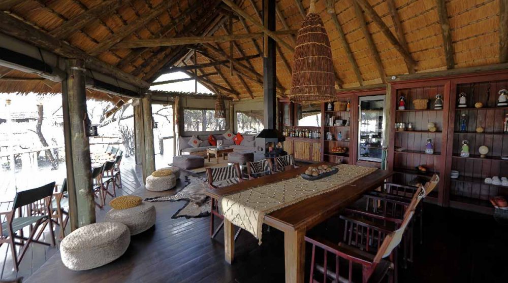 Le grand espace salon de l'Onguma Tree Top Camp