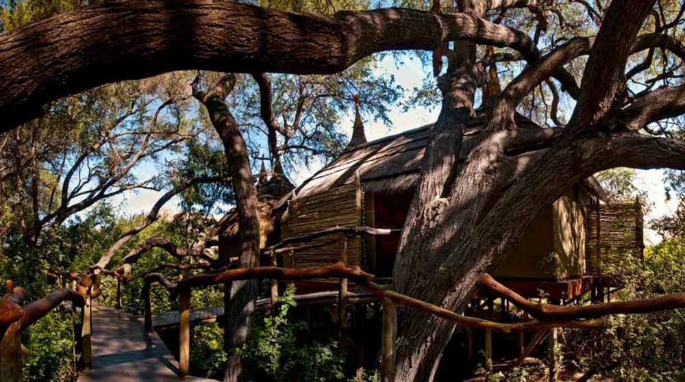 Une allée menant aux chambres au Serra Cafema