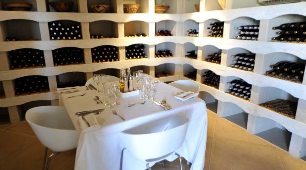 Déjeuner dans la cave à vins du Sossusvlei Desert Lodge