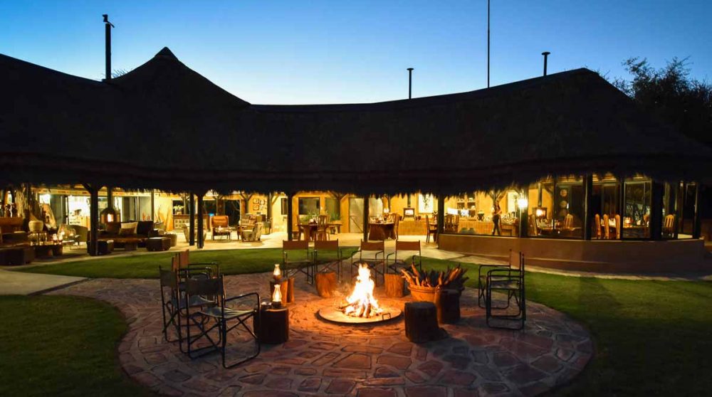 Vue nocturne du camp en Namibie